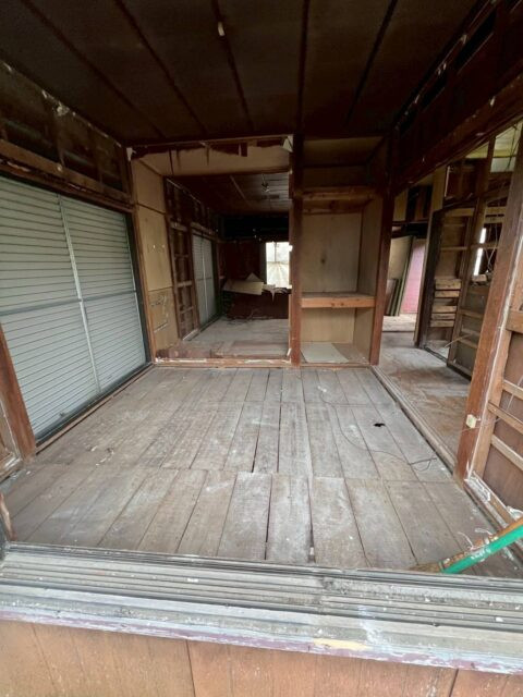 植栽を撤去して搬出通路を確保してから足場と内装解体を行ないました。