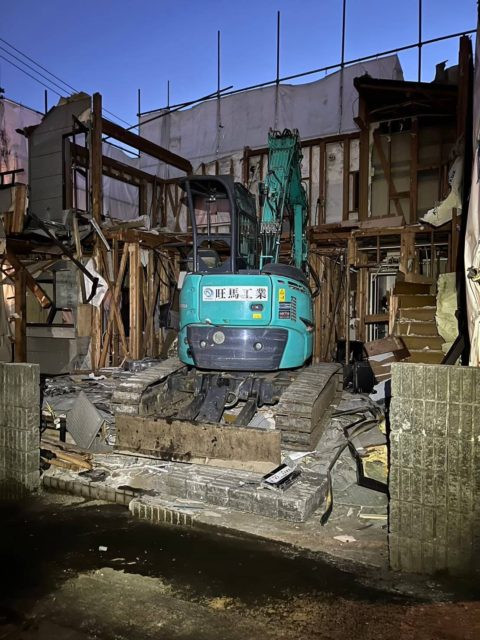 重機を用いた解体作業