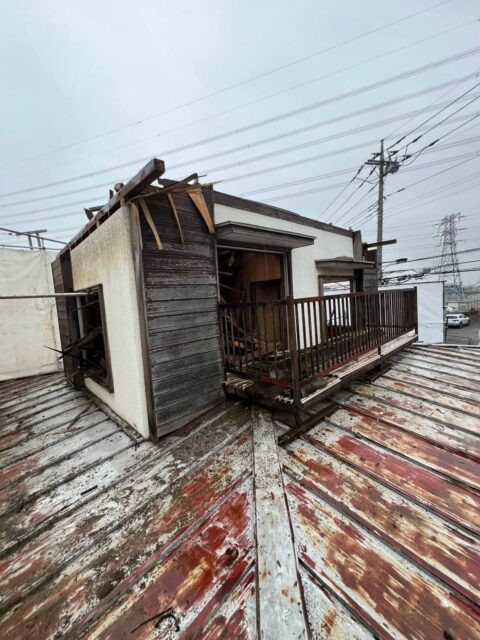 屋根材を撤去して重機搬入の準備をしました。