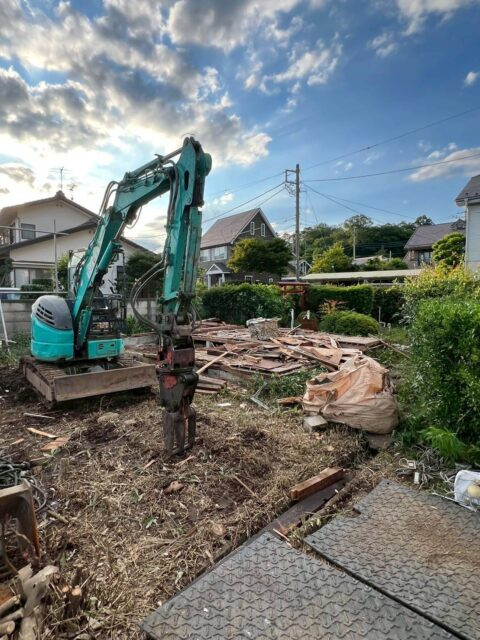 重機搬入して分別解体していきます。