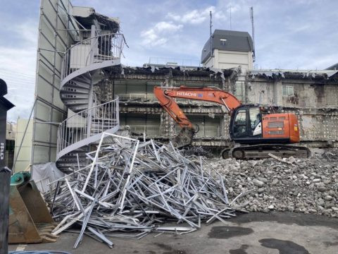 重機を搬入して建物取り壊し