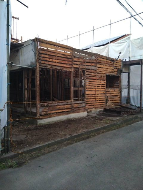 外階段を取って重機を搬入