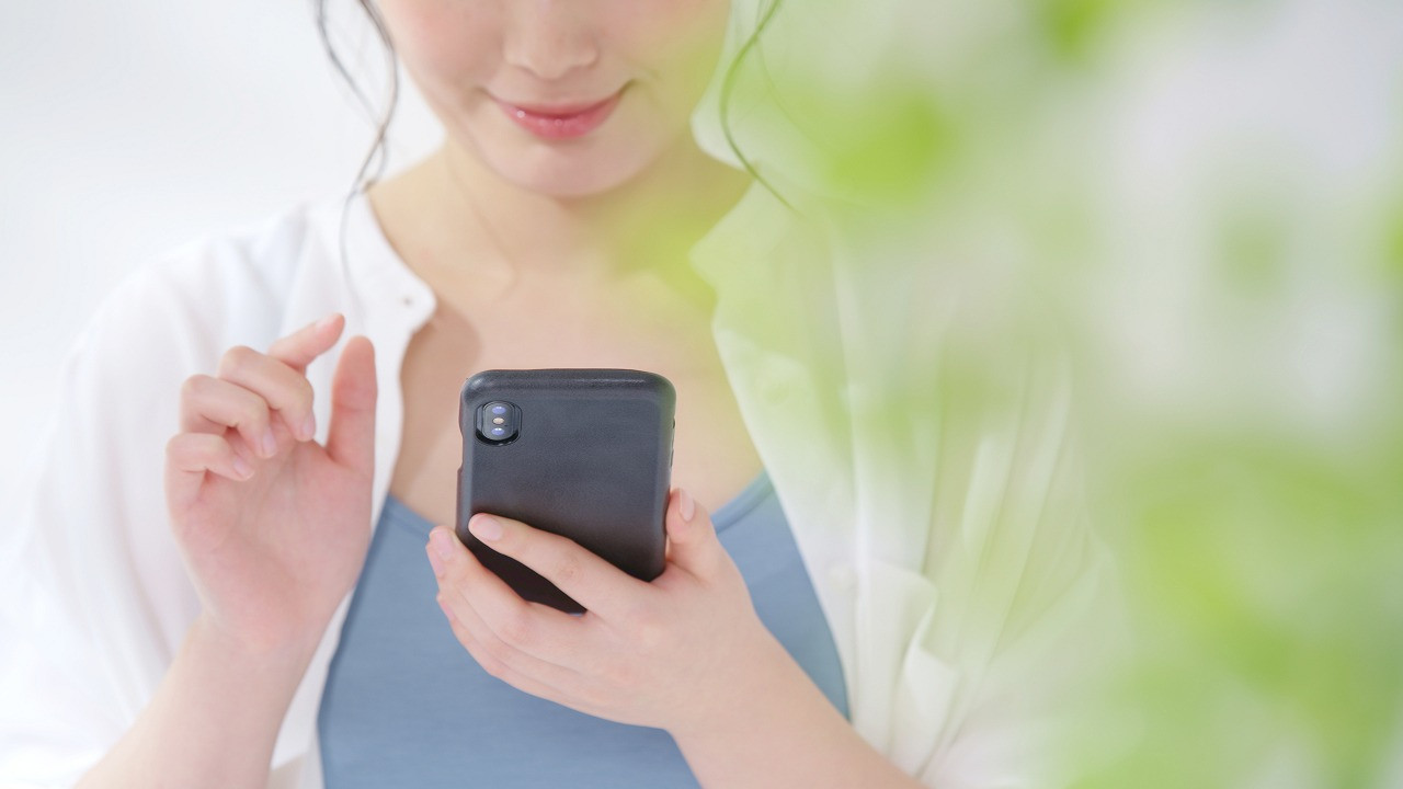 スマートフォンを持つ女性