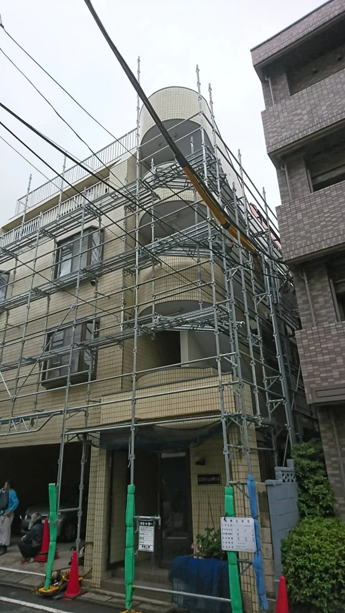新築工事の足場（仮）