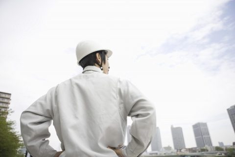 遠くを見る男性