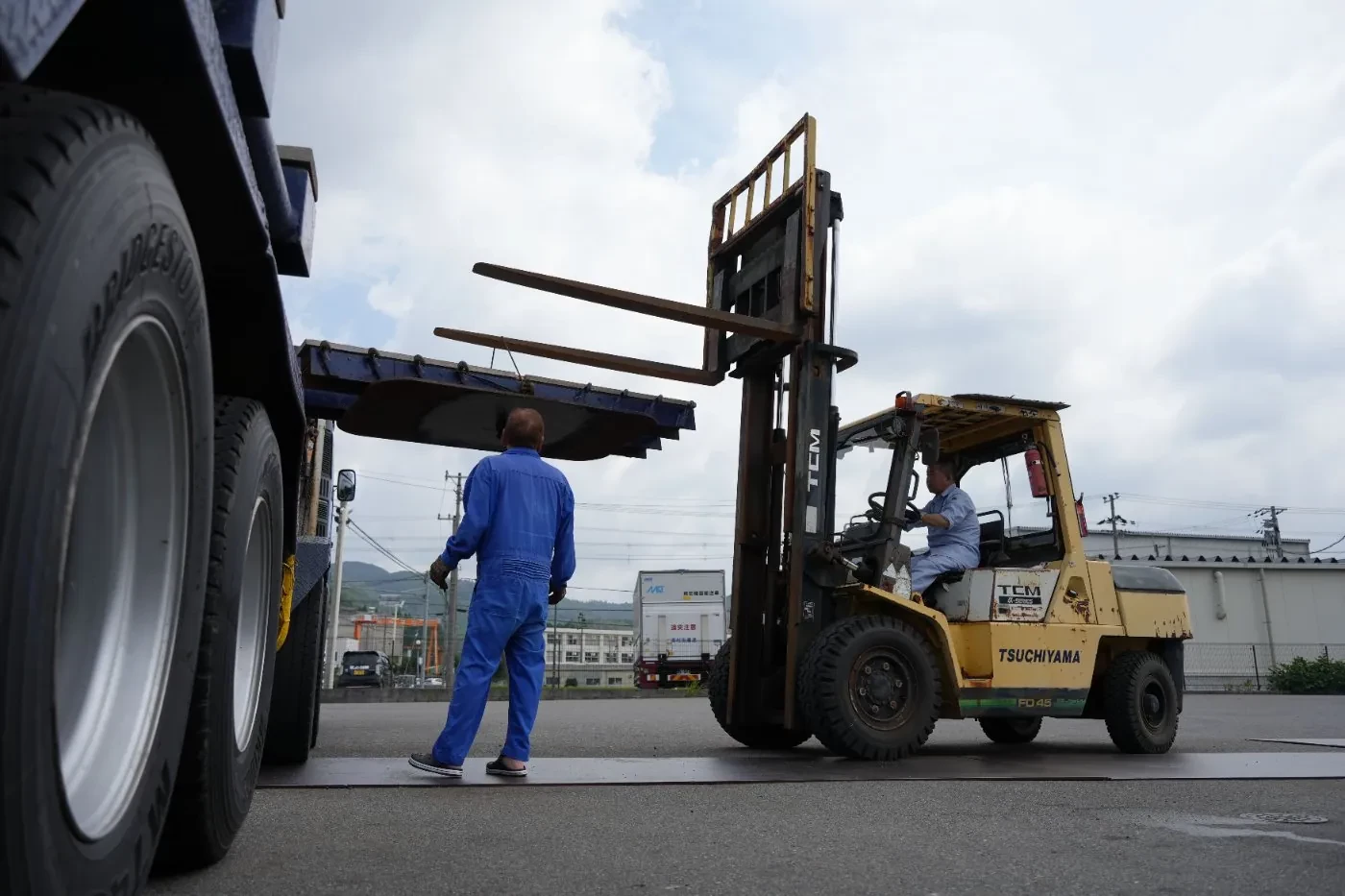フォークリフトで資材を積み込む様子