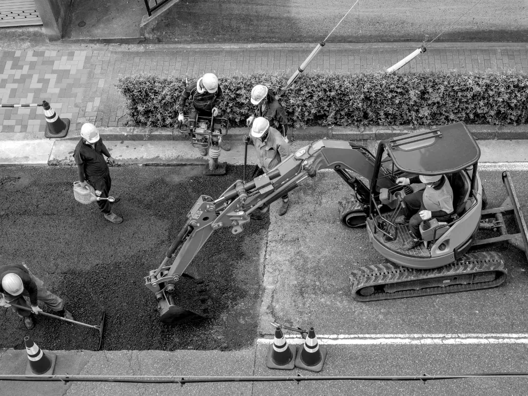 路面を仕上げる職人たち