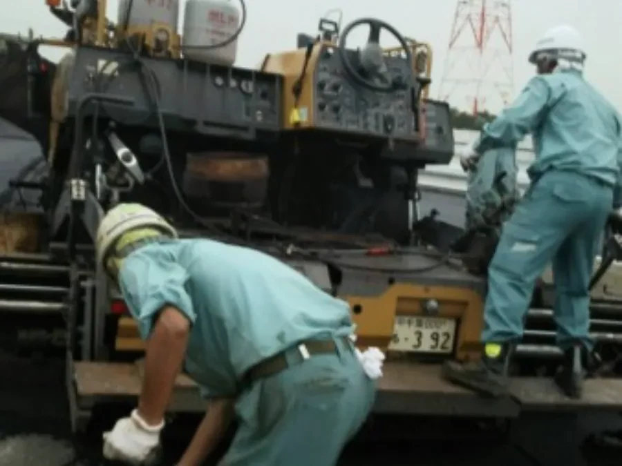 アスファルト舗装の施工現場