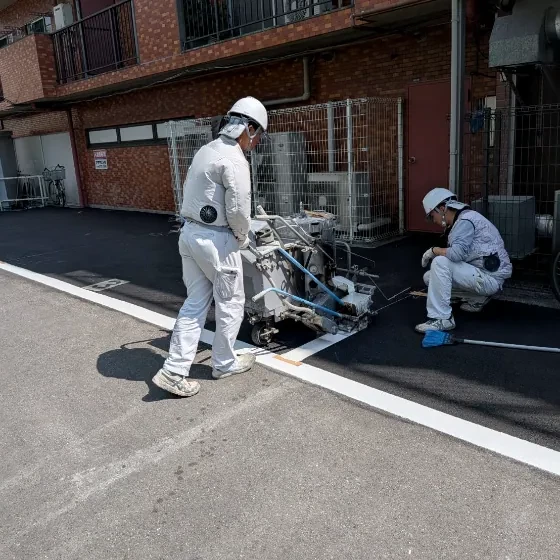 駐車場の区画線を引く作業