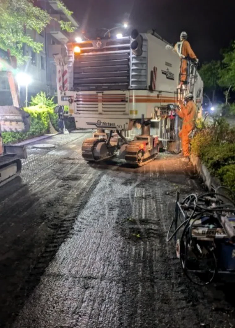夜間の路面切削作業