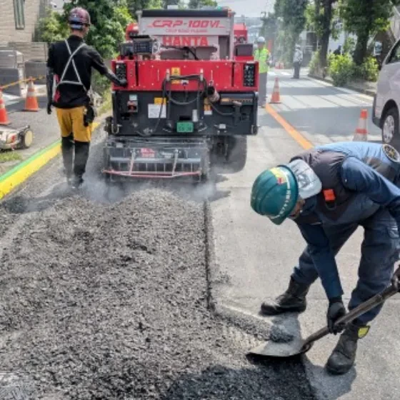 住宅街の路面補修作業