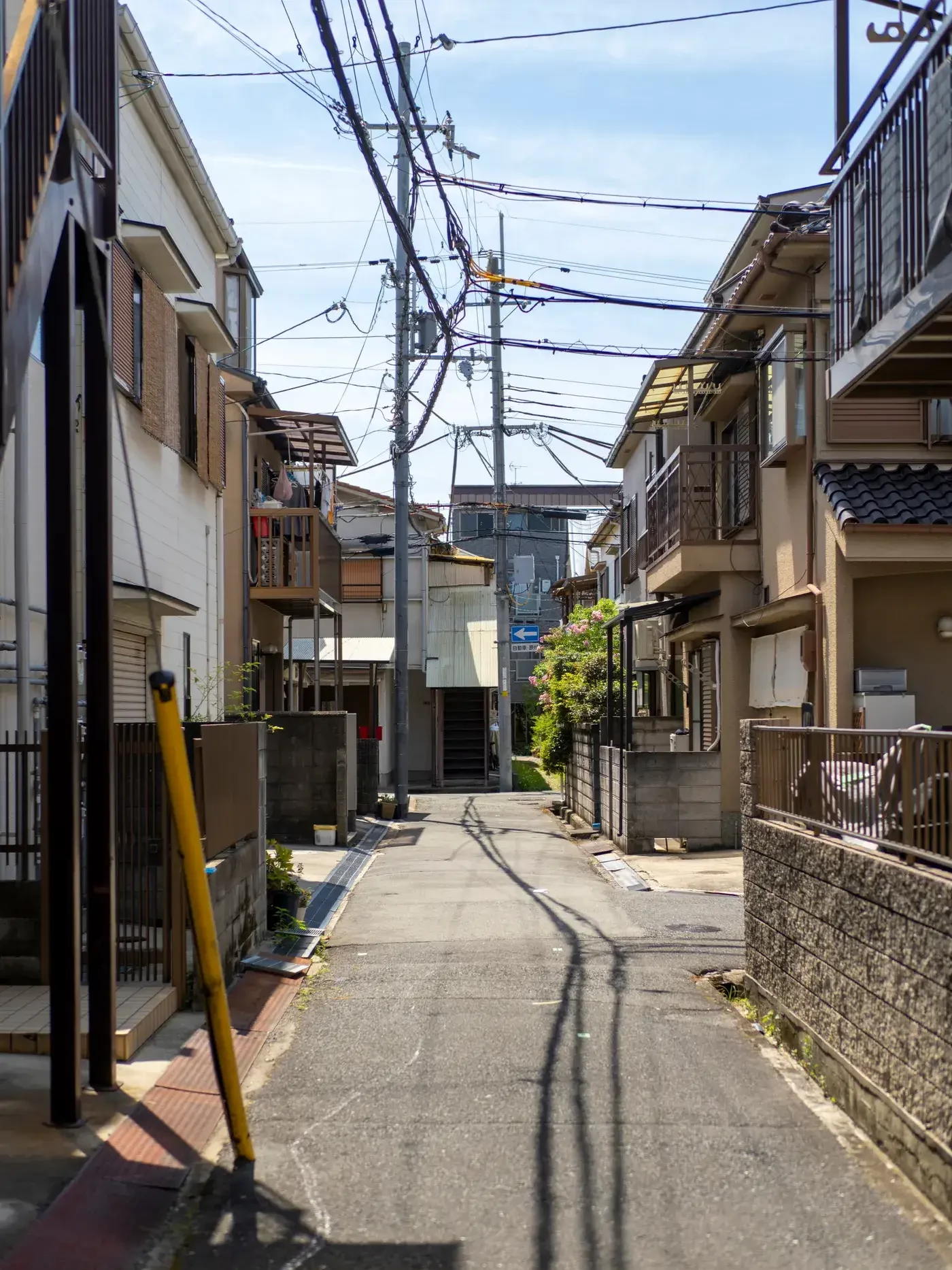 施工を終えた電柱と現場周辺の様子