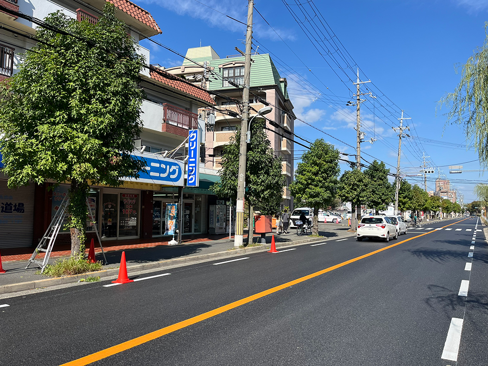 刈り取り後に雑草がなく整備された公共緑地や道路沿いの風景