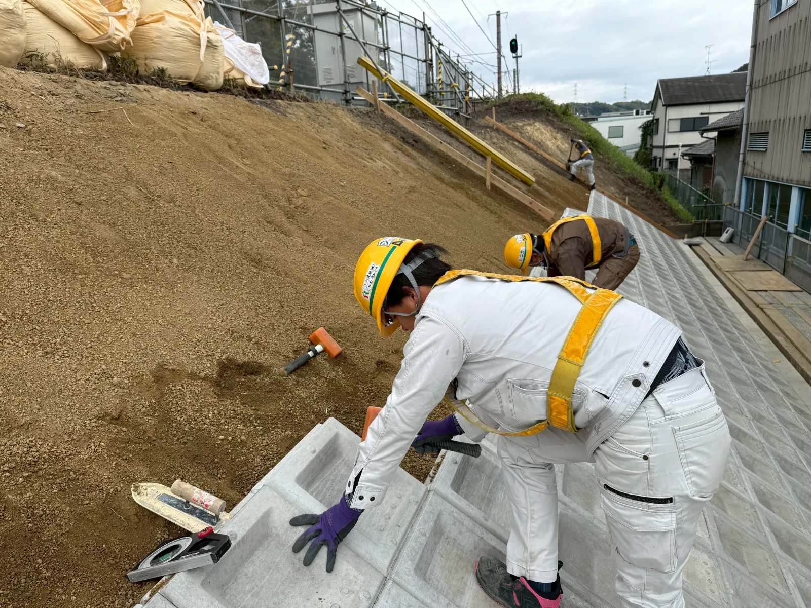 鉄道沿線の法面改良工事