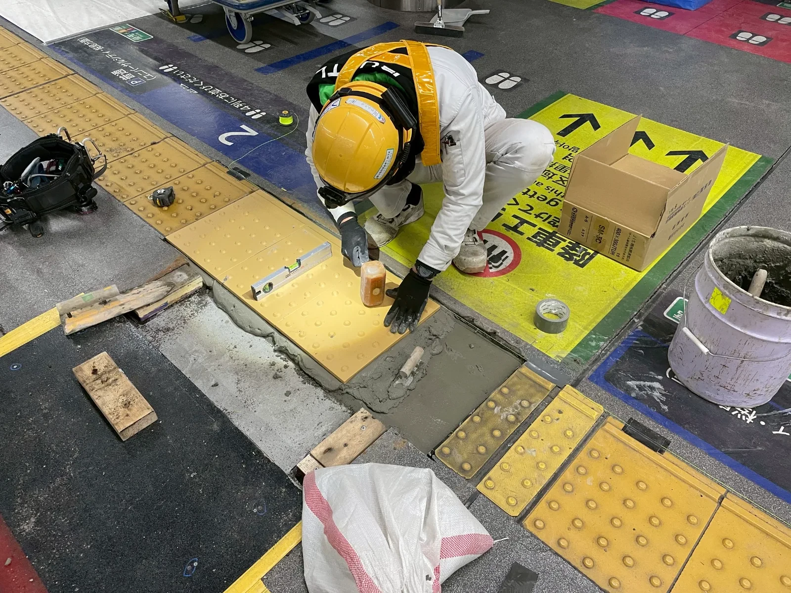 駅ホームの点字ブロック設置作業