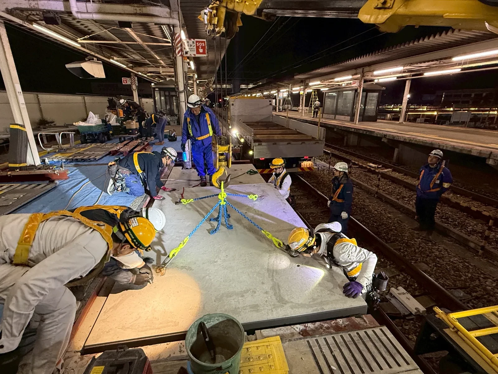 夜間の鉄道工事の作業風景