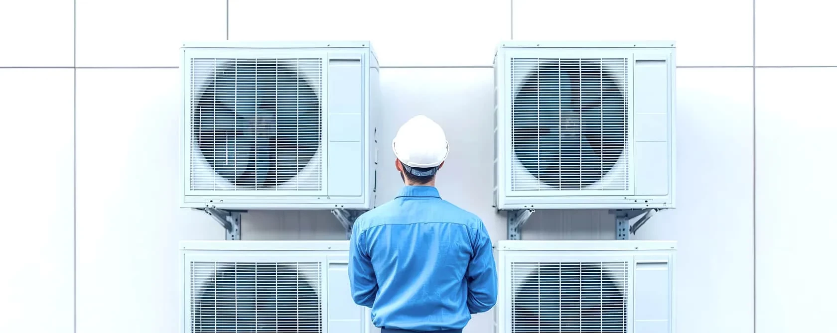 空調設備の工事現場での作業風景