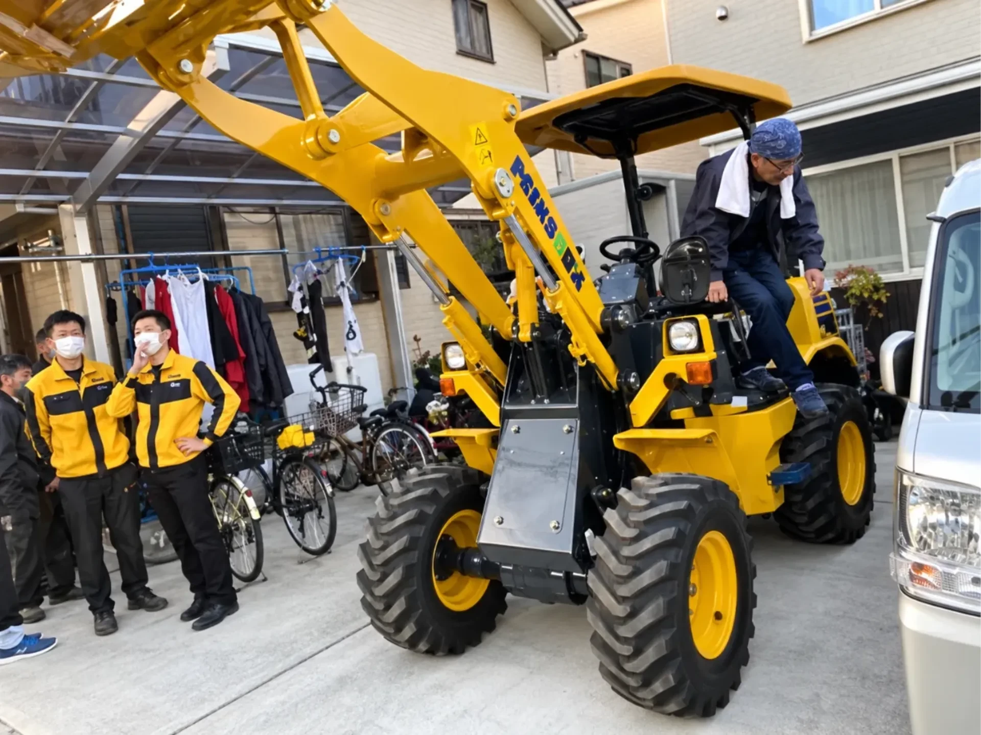 整備された車両と重機