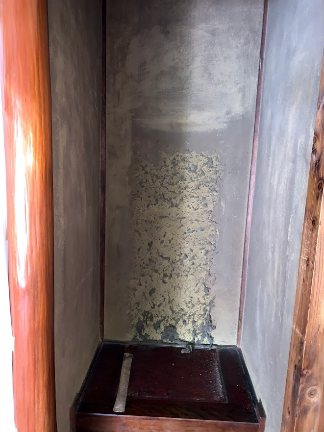 施工前　仏壇裏の埃がつもってました！