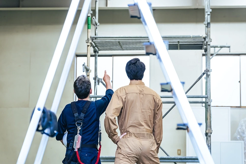 先輩が後輩に作業を指導する様子