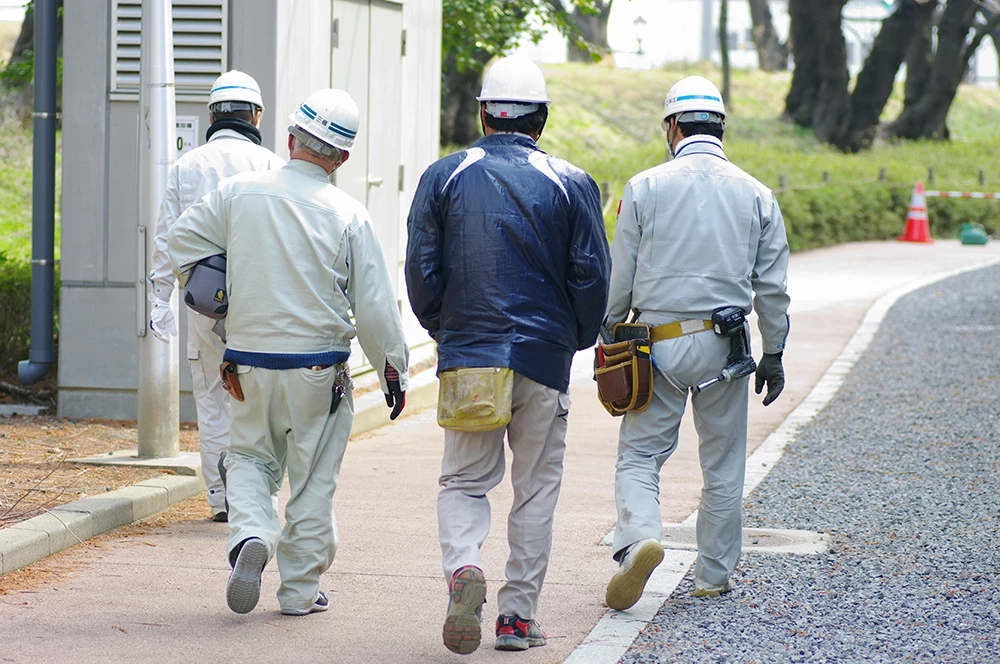 現場へ向かうスタッフ