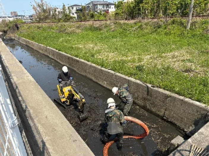 しゅんせつ工事・側溝清掃の写真