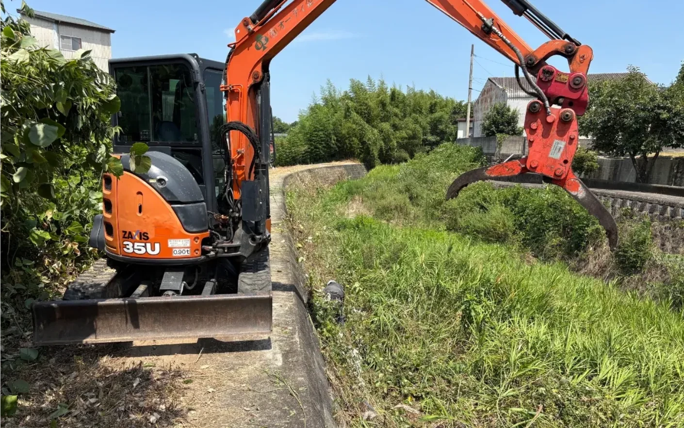除草作業中の現場写真（縦横自由）