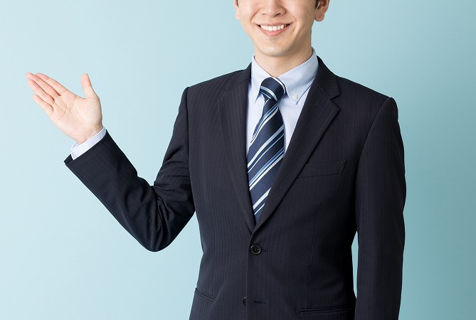 スーツの男性