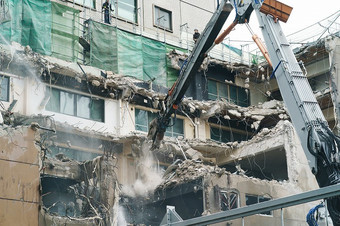 解体工事現場とショベルカー