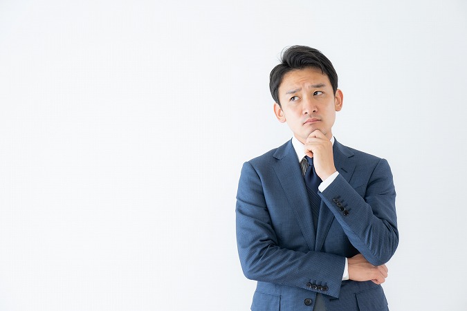 悩む男性