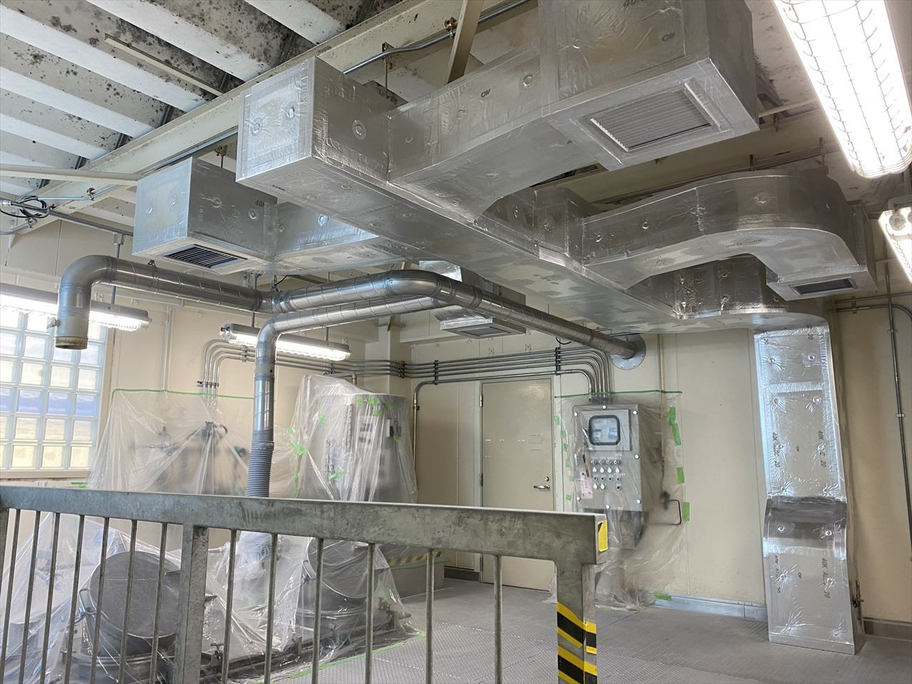 ダクトの保温作業