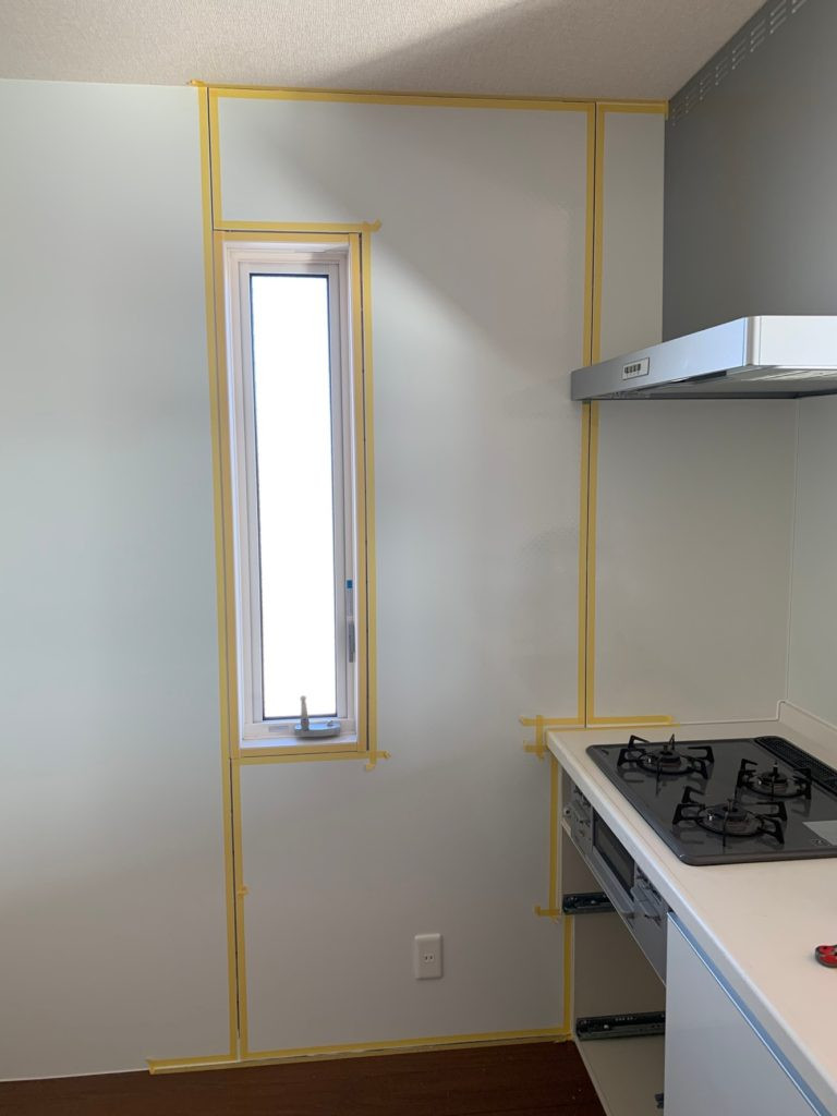 周りのコーキング部分を撤去し、パネルは他の割れていない所は残し、間の一枚を張り替えていきます！