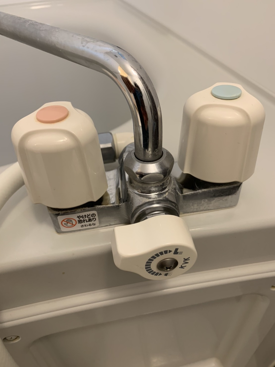 【施工前】 あまり汚れは強くありませんが…。