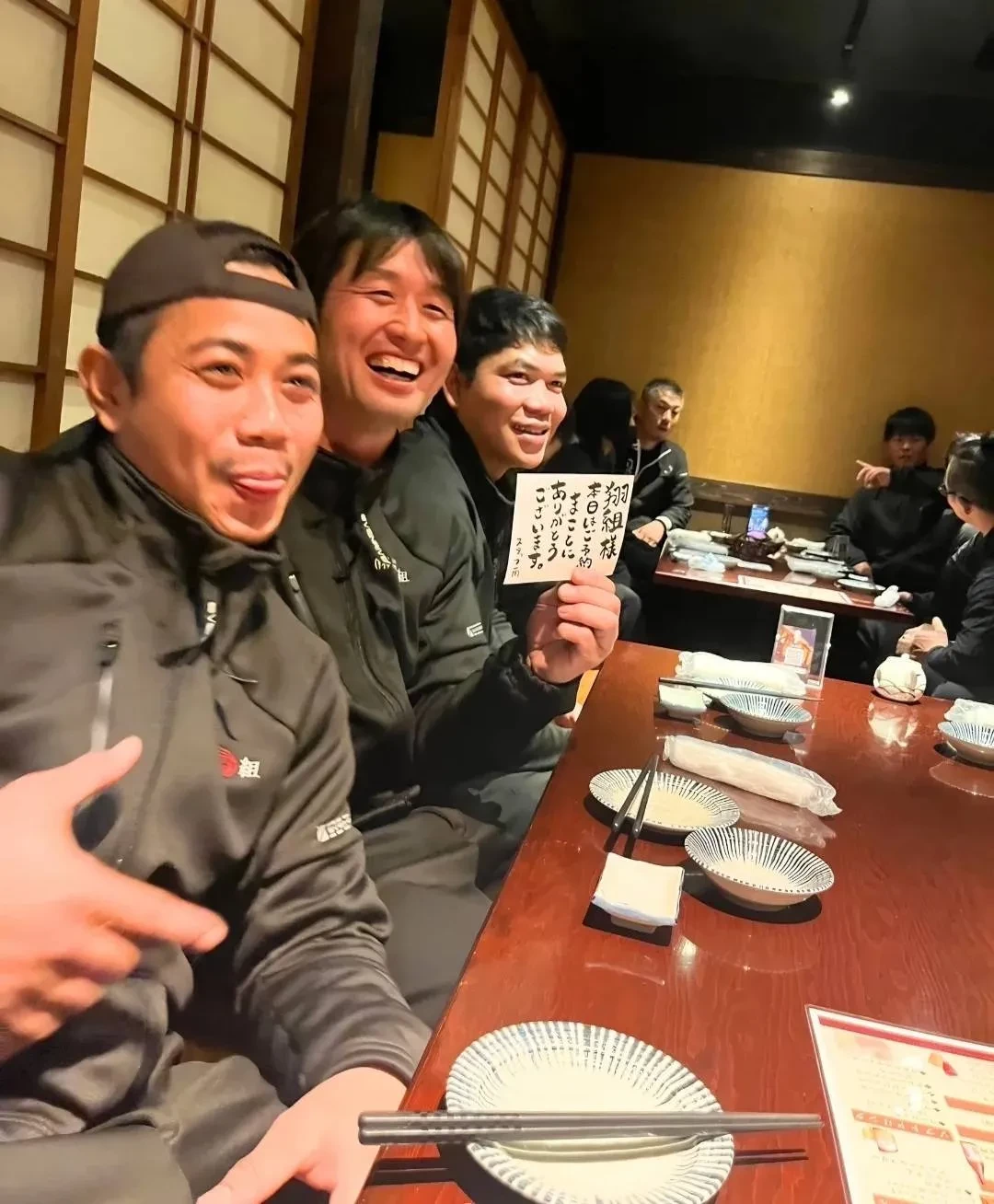 社員同士の食事会での笑顔