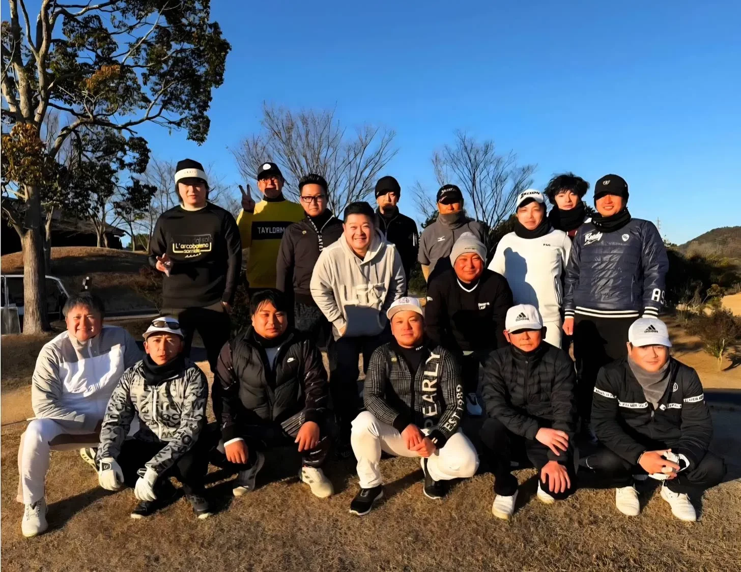 社員同士のゴルフ会での集合写真