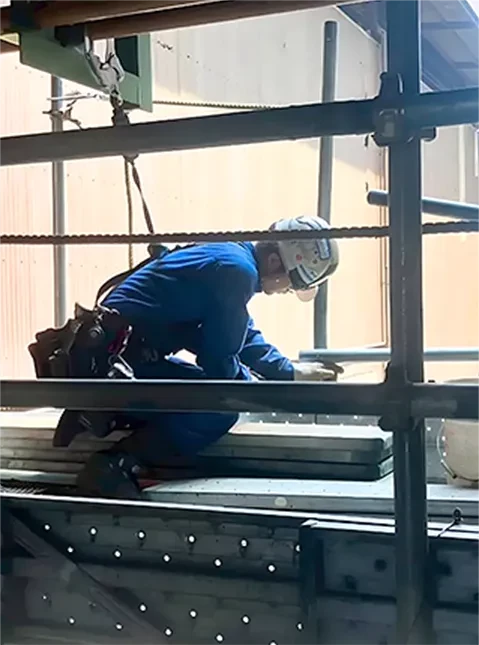 足場上での作業風景