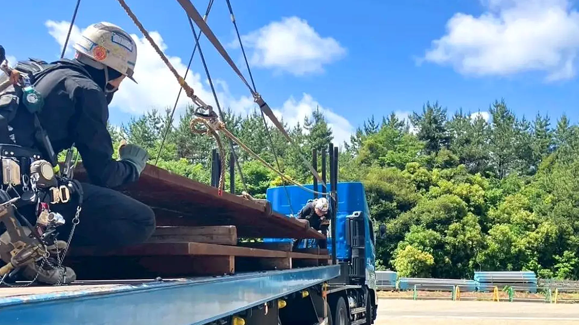 足場資材を積み込む職人