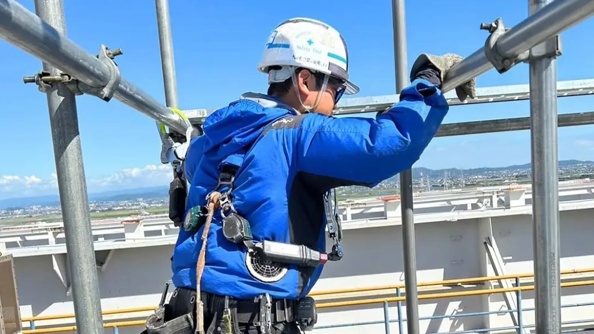 足場上で作業する職人