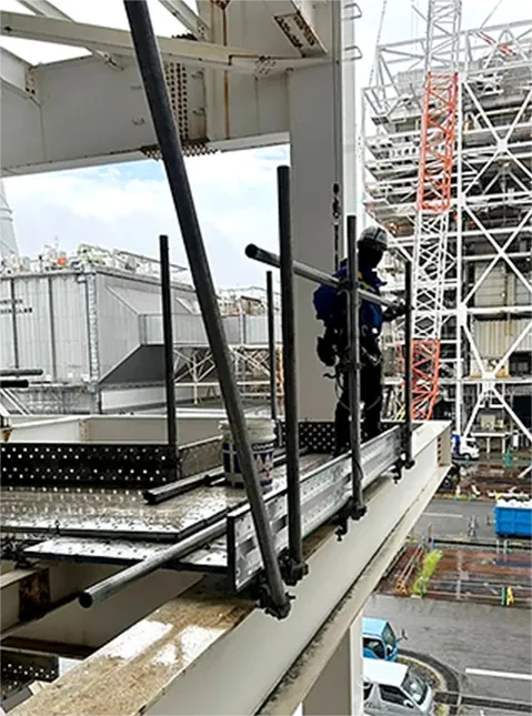 高所での足場組立作業