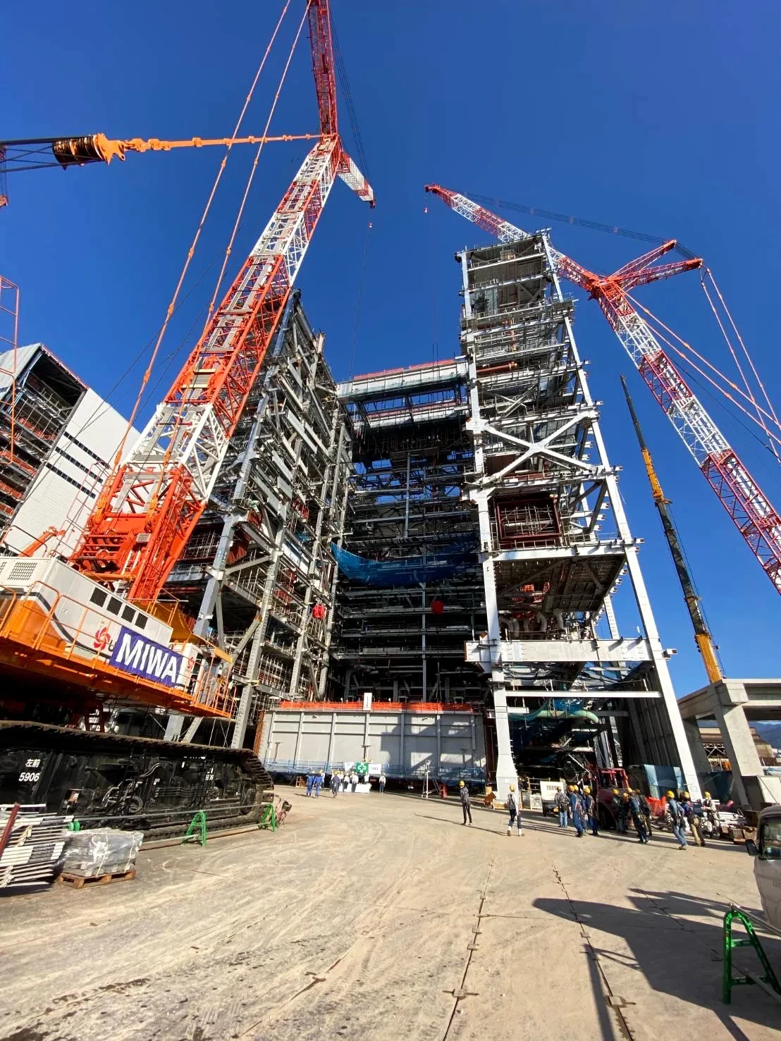 足場が組まれたプラント現場