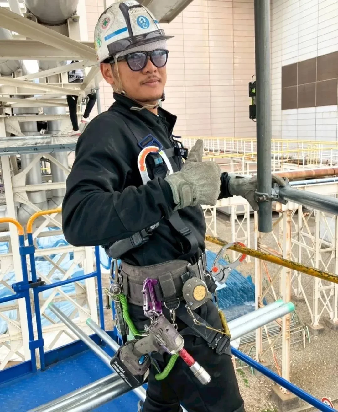 現場で作業する若手社員
