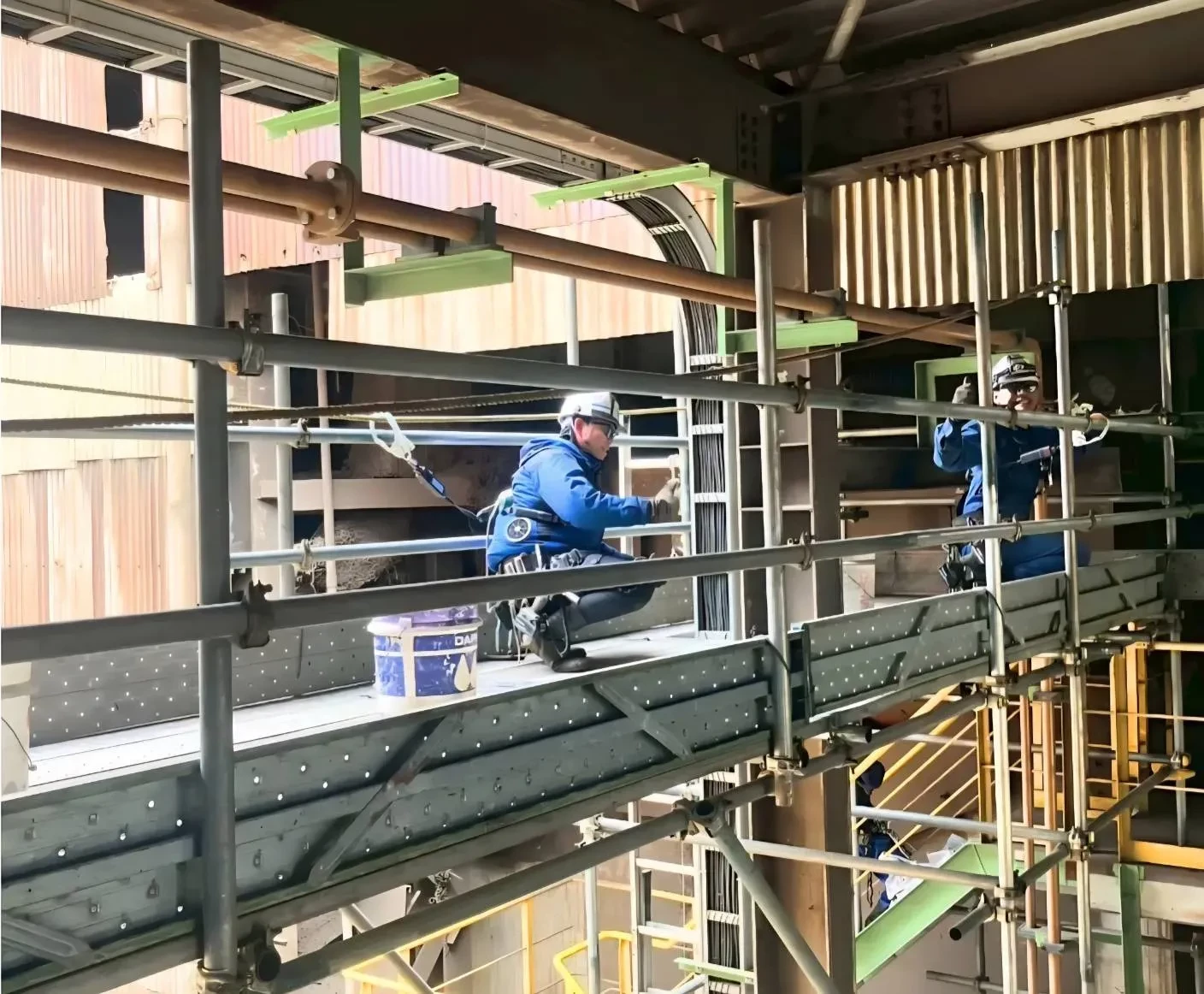 足場の上で作業する職人