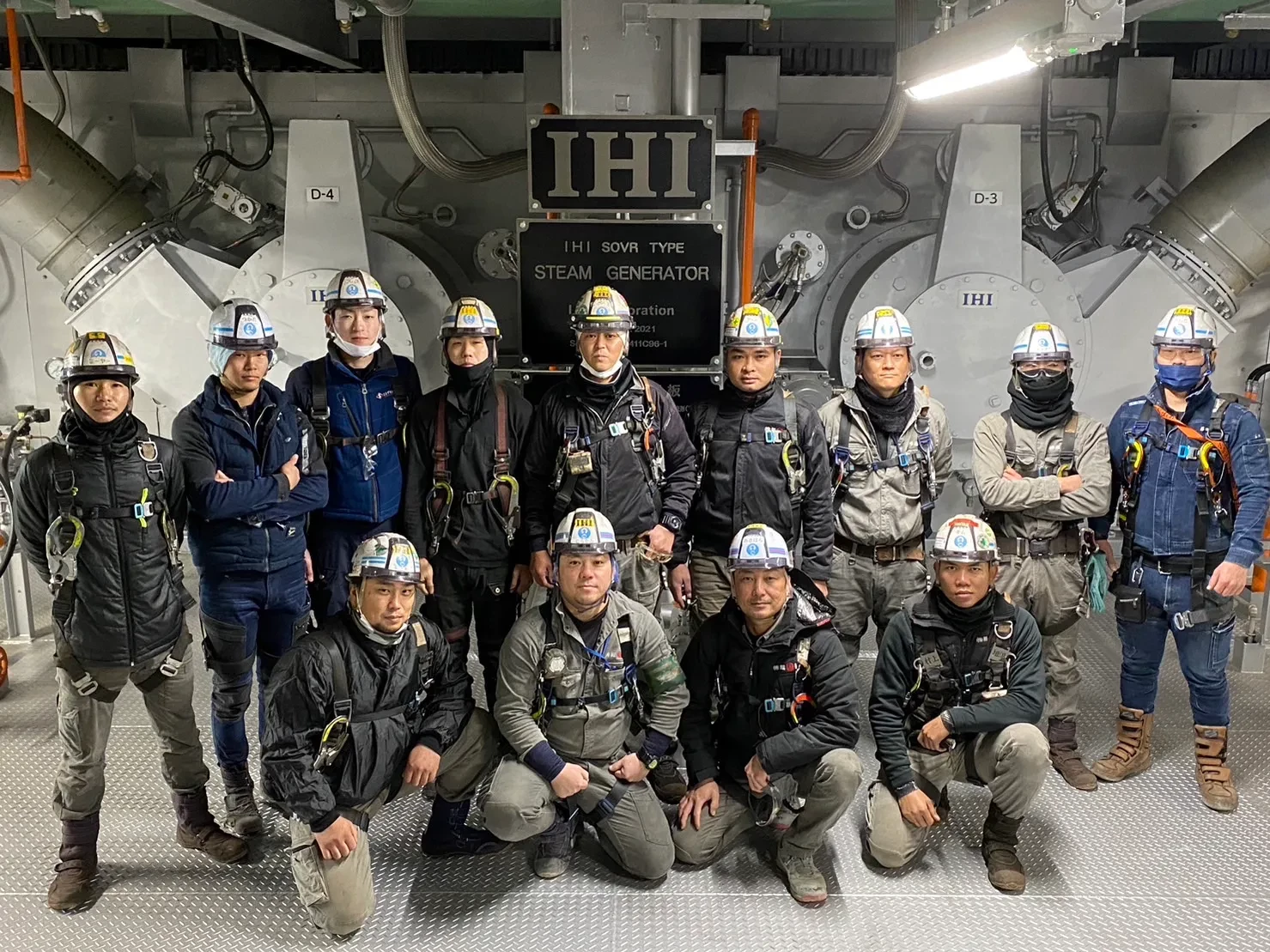 現場での作業チームの集合写真