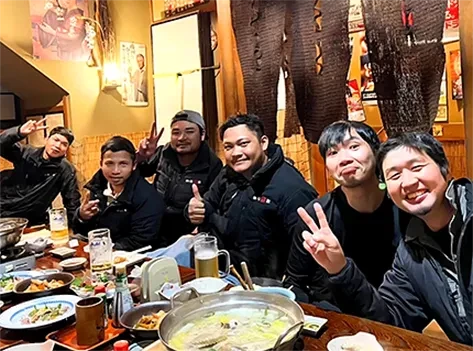 仲間との食事会の様子
