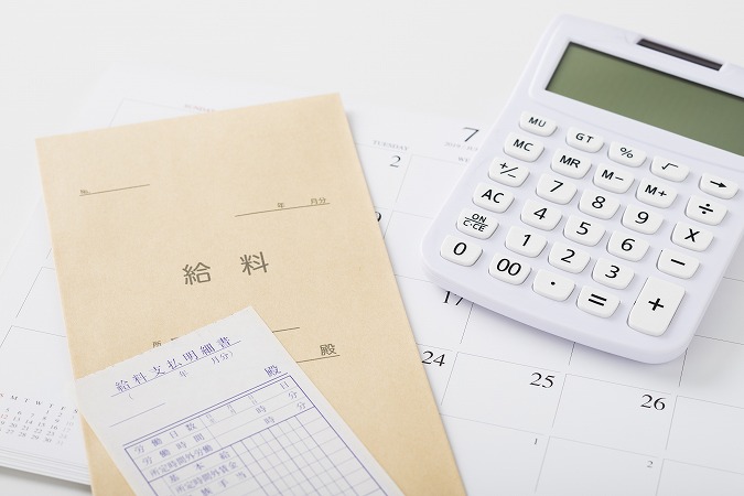 電卓と給料封筒