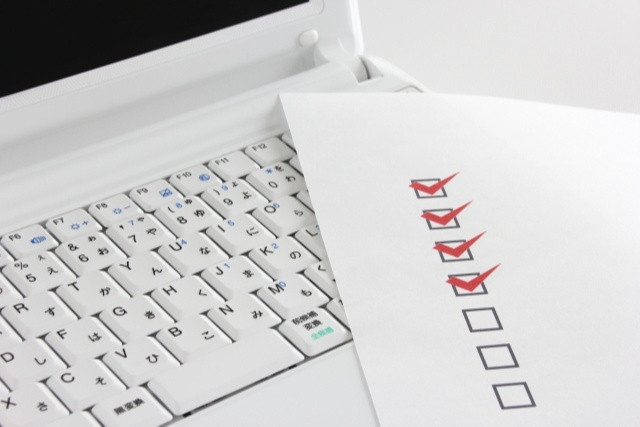 パソコンとチェックリスト