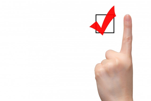 チェックと人差し指