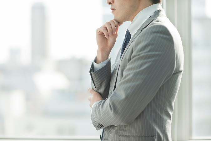 あごに手を当てる男性