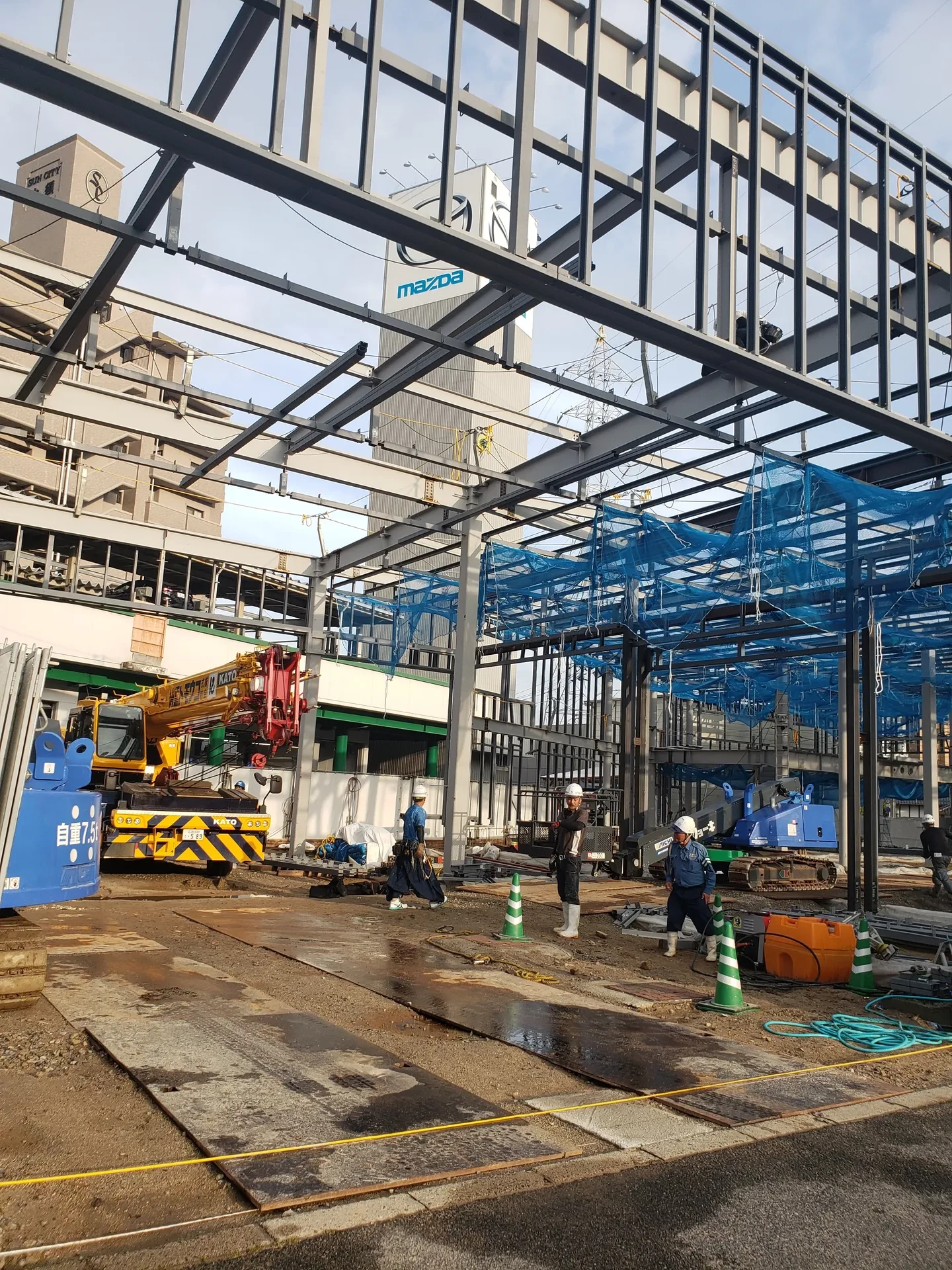 鉄骨建方の現場で働く職人たち