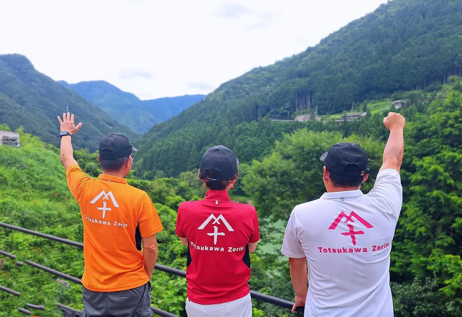十津川の山並みを見渡すスタッフ